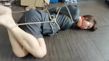 【绳之韵】32岁离异少妇玲子，减压SM捆绑游戏体验第一集：OL、白袜、直臂捆绑，驷马TJ，原味白袜塞入+口球封堵、TK、玩虐。全程拍摄，真实记录了一个心理上其实很排斥，但是身体却...