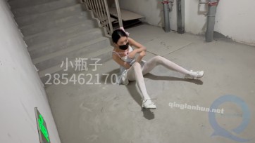 【小瓶子】白丝公主裙楼道浴室重口调教