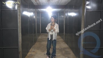 【一绳有你】【罪恶囚禁】小菲颈拷不锈钢连杆放风时逃跑未果被惩罚带到牢房金属驷马挣扎挠脚心满头大汗